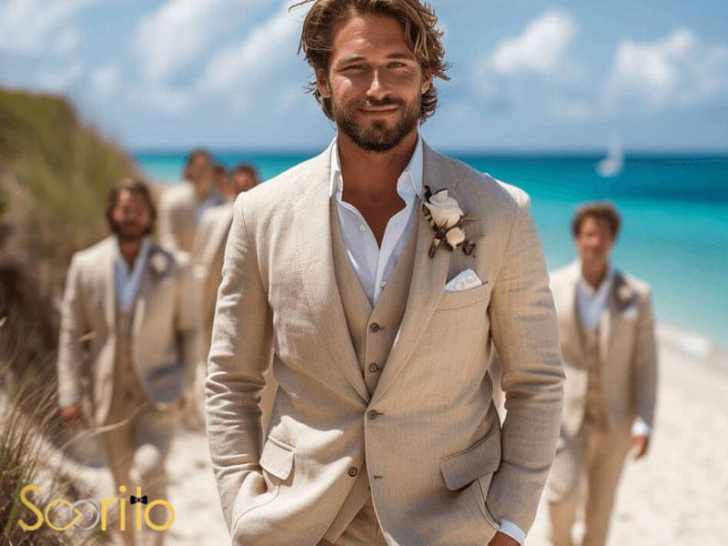 لباسهای دامادی سبک و راحت برای تابستان داماد با کت کرم در ساحل