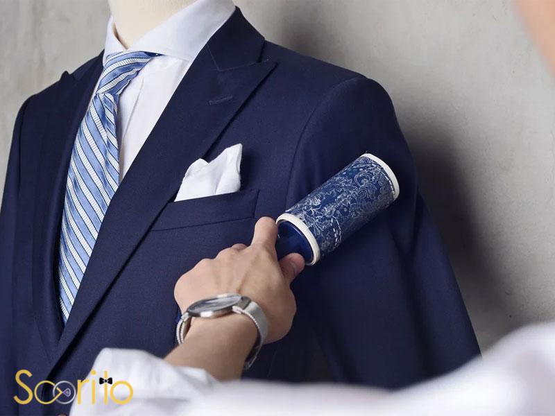 نگهداری کت شلوار داماد پرزگیر کت سرمه‌ای