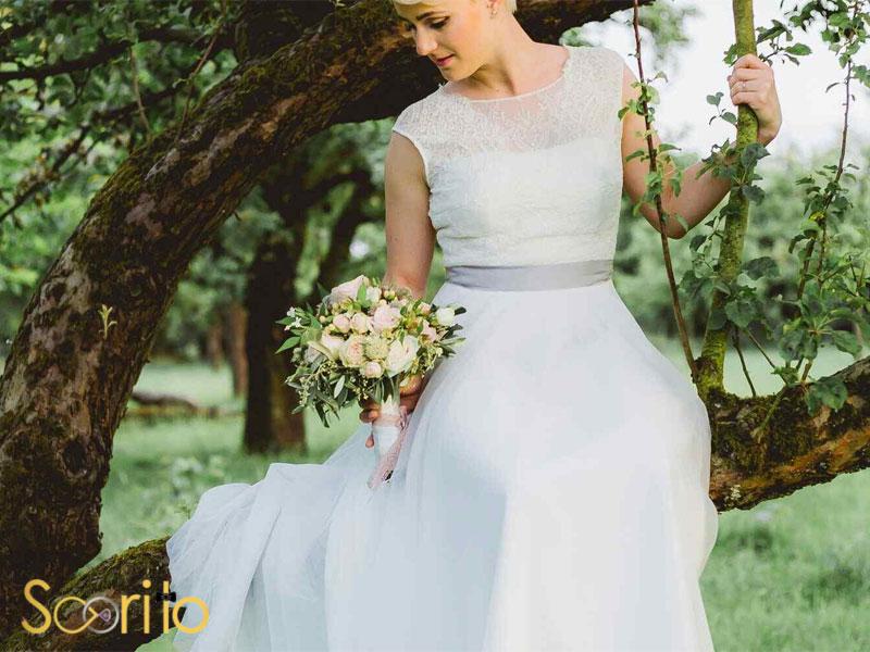 لباس عروس مناسب برای فصل گرما عروس در حال تاب بازی در جنگل