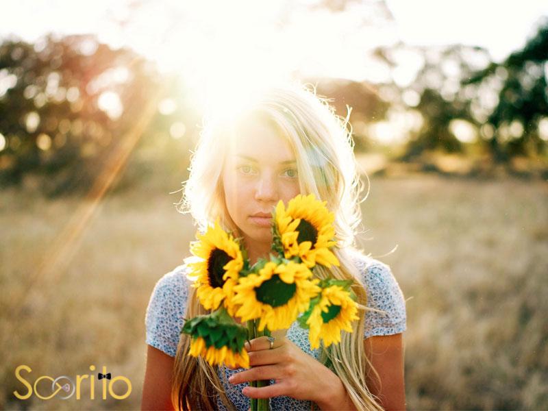 عکاسی در نور طبیعی و زیر نور آفتاب و دختر با گل های آفتابگردان