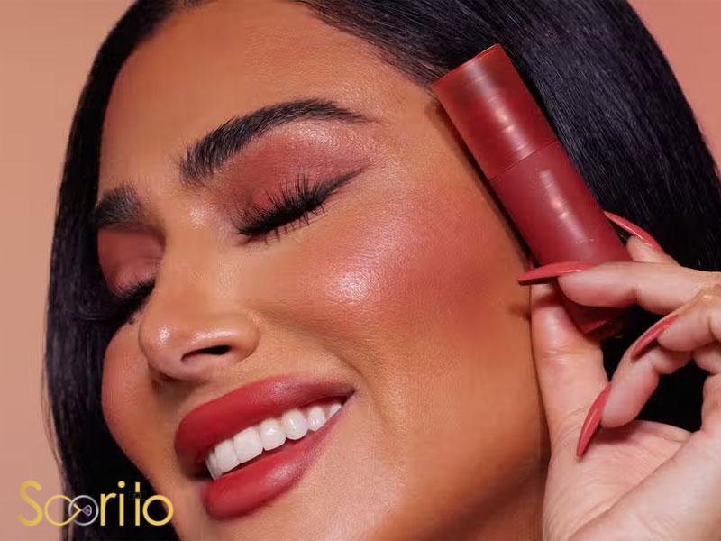 مراقبت‌های پوستی و آرایشی برای جلوگیری از تعریق و ماندگاری آرایش و رژ لب صورتی و چهره خانم