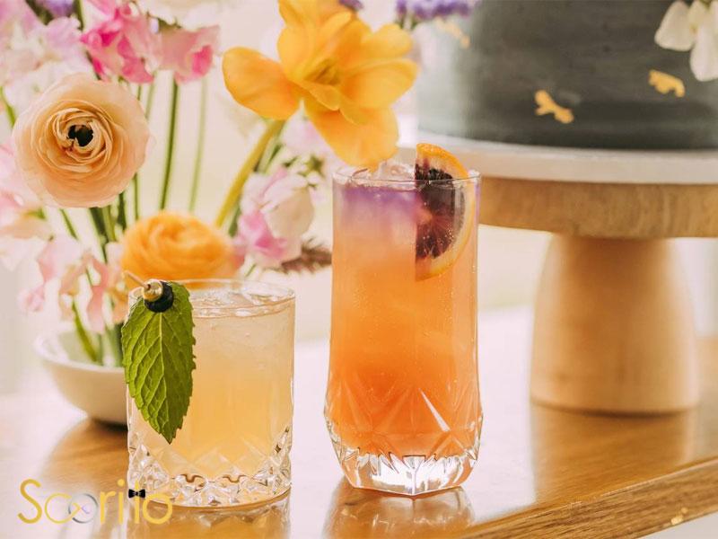 نوشیدنیهای خنک و کوکتلهای مخصوص عروسیهای تابستان با گل روی میز