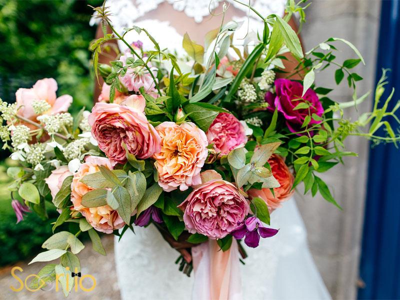 گلهای مناسب برای فصل تابستان در دست عروس